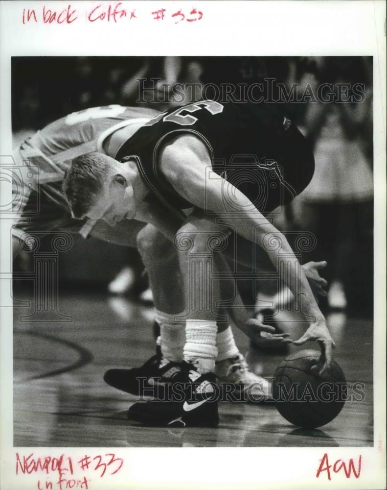 1993 Press Photo Newport basketball player, Rick Hughes battles for a loose ball - Historic Images