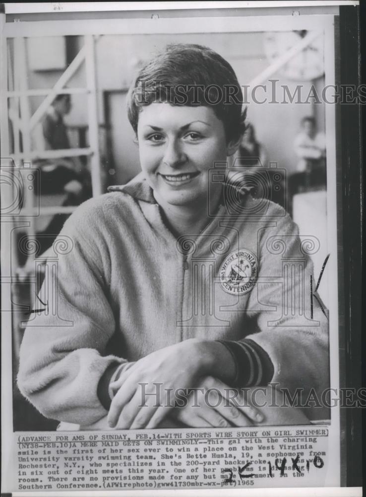 1965 Press Photo Bette Husla, first female on West Virginia swimming team - Historic Images