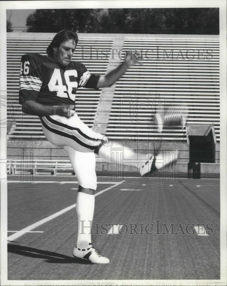 1976 Press Photo Washington State University football&#39;s Gavin Hedrick,kicks ball - Historic Images