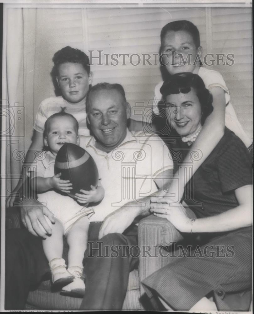 1958 Press Photo 49ers head football coach, Howard &quot;Red&quot; Hickey &amp; his family - Historic Images