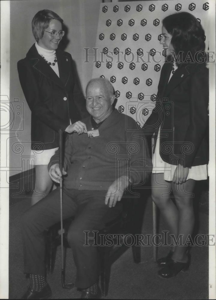 1974 Press Photo Spokane golfer Melvin F. &quot;Curly&quot; Hueston &amp; companions - Historic Images