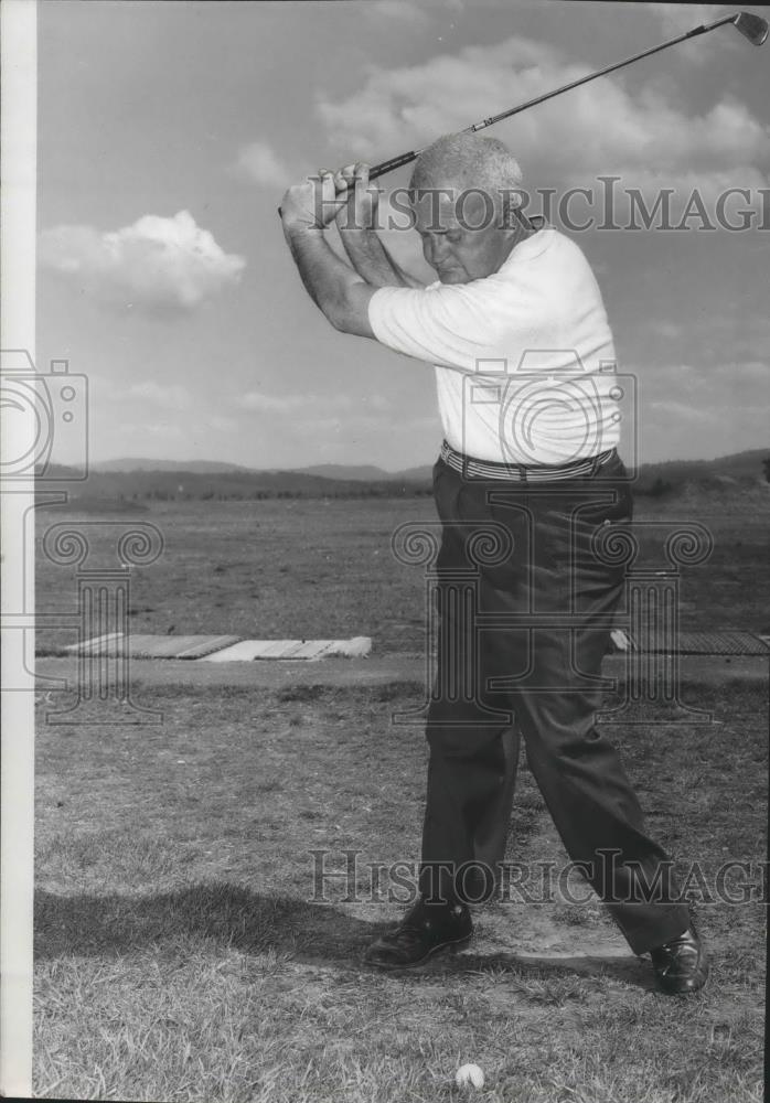 1959 Press Photo Spokane golfer, Curly Hueston, about to tee off - sps05159 - Historic Images