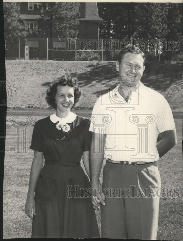 1952 Press Photo Football coach Bill Hilderbrand and wife - sps05163 - Historic Images