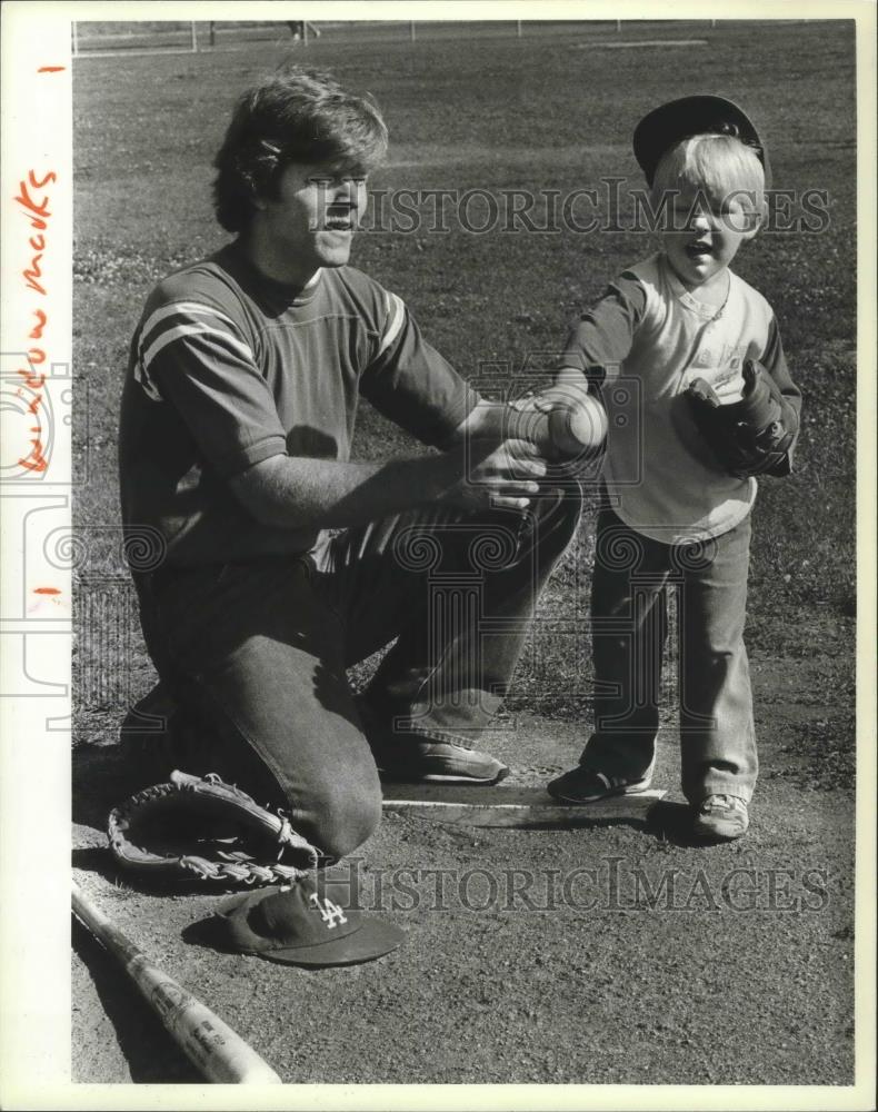 1982 Press Photo Softball player Ted Farr with child - sps05171 - Historic Images