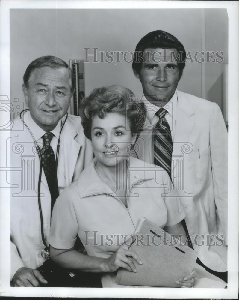Press Photo Robert Young, Elena Verdugo & James Brolin in Marcus Welby, M.D. - Historic Images