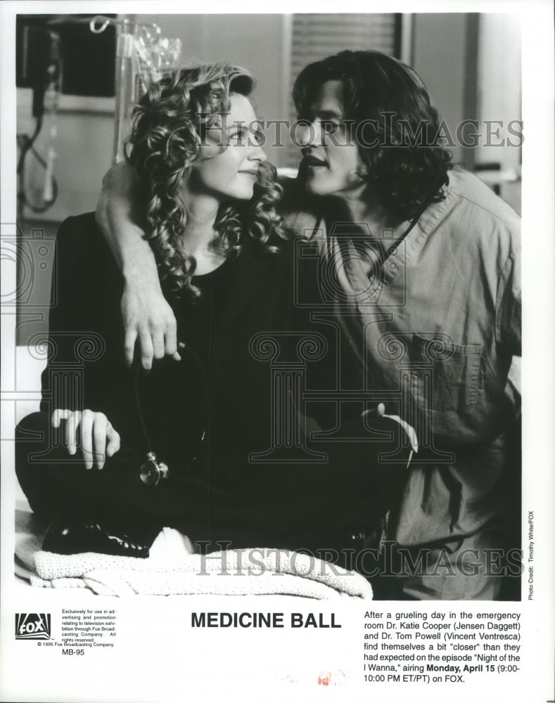 1995 Press Photo Jensen Daggett and Vincent Ventresca star in Medicine Ball. - Historic Images