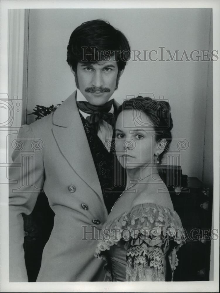 1981 Press Photo Simon MacCorkindale and Linda Purl in The Manions of America. - Historic Images