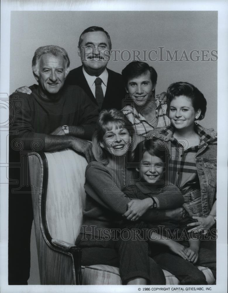 1986 Press Photo Bob Uecker, Christopher Hewett and the cast of Mr. Be -  Historic Images