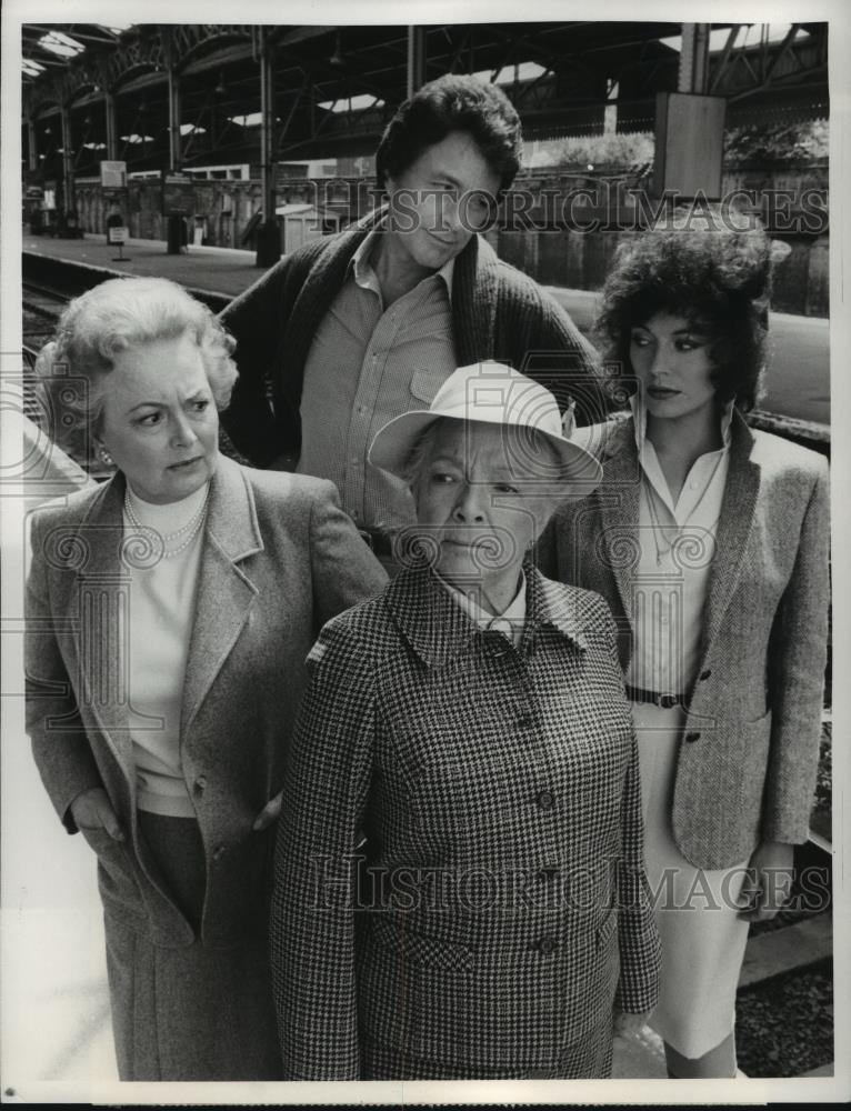1981 Press Photo Olivia De Havilland, Bill Bixby & Helen Hays in Murder Is Easy. - Historic Images
