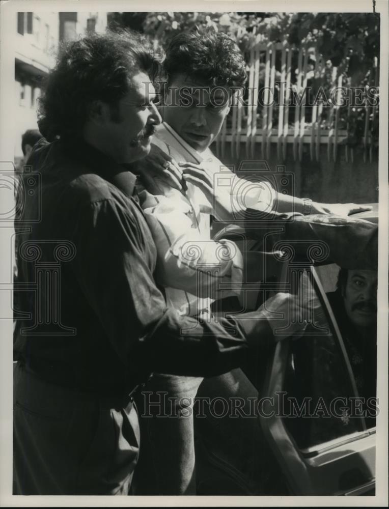 1989 Press Photo Steven Bauer in a scene from Drug Wars: The Camarena Story. - Historic Images