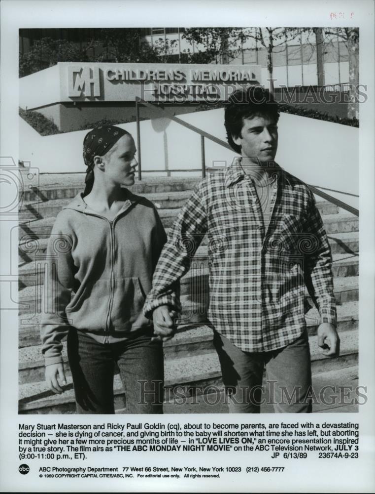 1989 Press Photo Mary Stuart Masterson and Ricky Goldin star in Love Lives On. - Historic Images