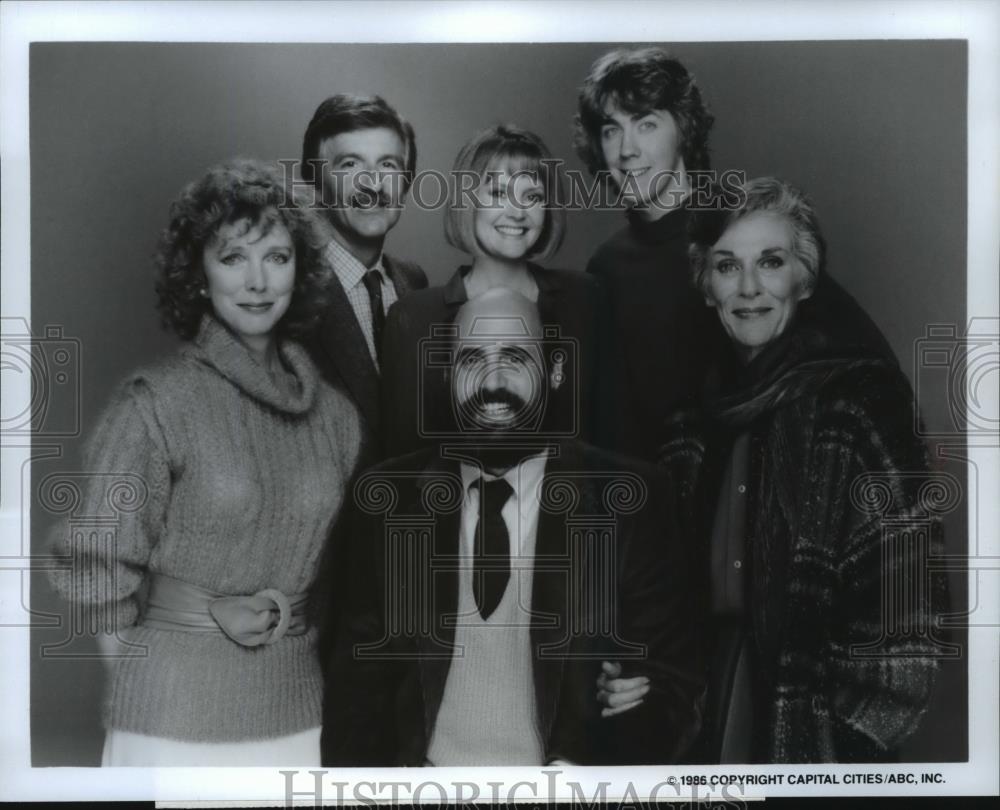 1986 Press Photo Barbara Babcock Leonard Frey And Cast Of Mr Sunshin Historic Images 