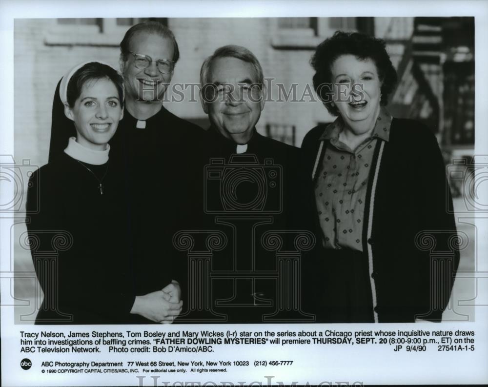 1990 Press Photo Tracy Nelson, Tom Bosley and cast of Father Dowling M ...