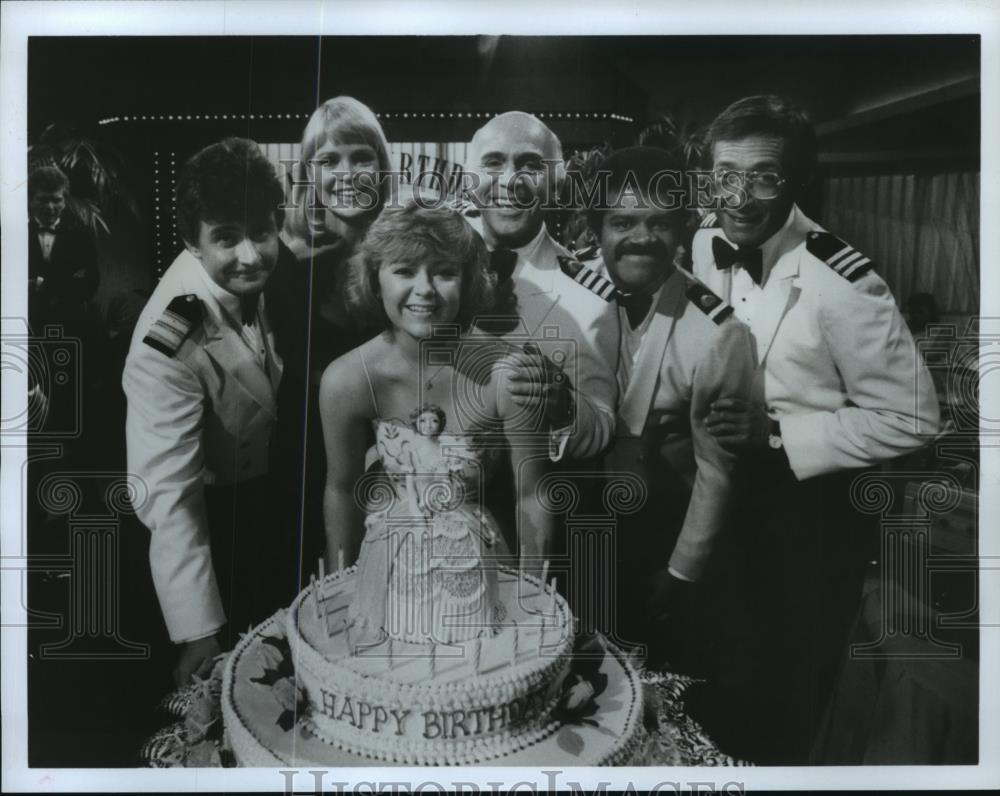 1984 Press Photo Fred Grandy, Patricia Klous and the cast of The Love Boat. - Historic Images