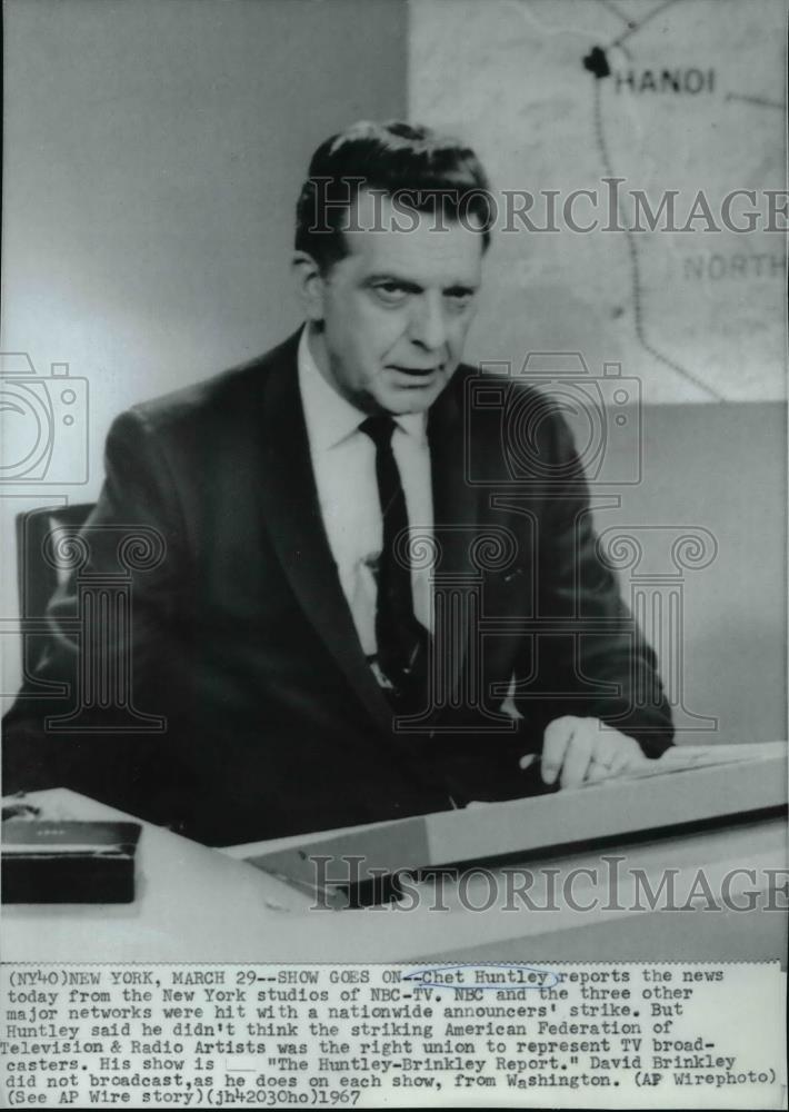 1967 Press Photo NBC newscaster Chet Huntley reporting the news in New York - Historic Images