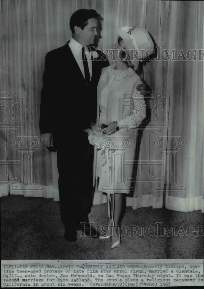 1967 Press Photo Beverly Aadland posing with husband, Joe McDonald, in Las Vegas - Historic Images