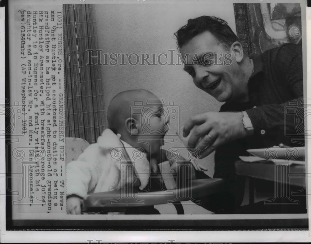 1961 Press Photo TV newsman Chet Huntley with grandson Rik Arenmeier - spw05621 - Historic Images