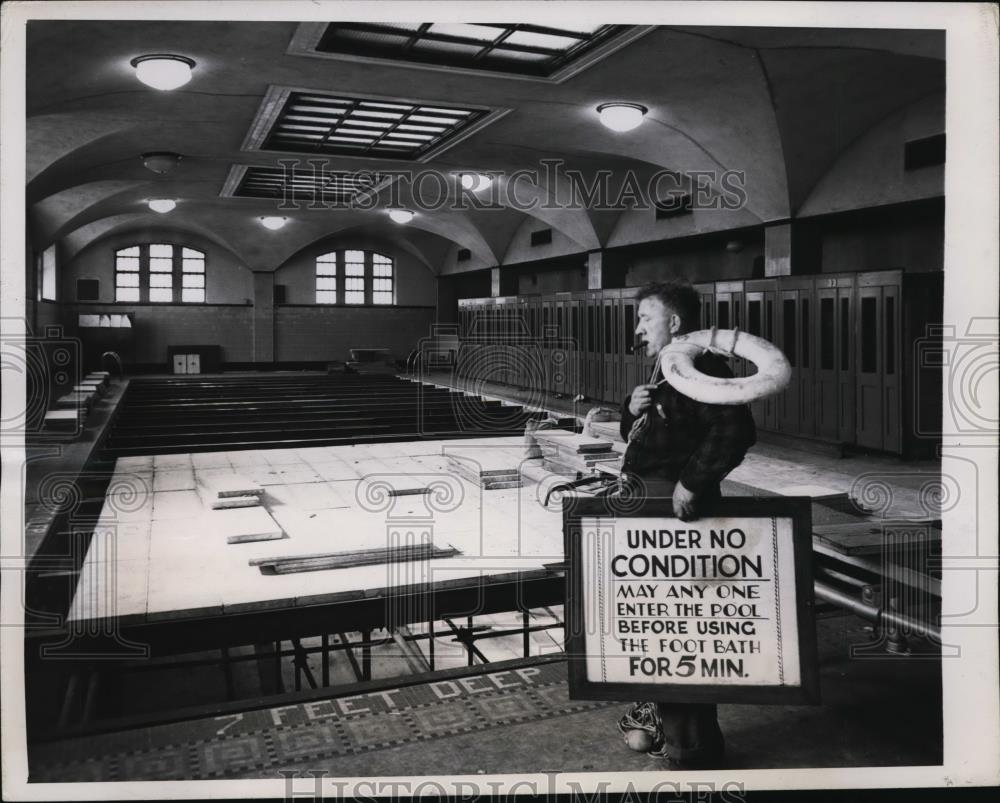 1946 Press Photo New York Hugh  Kelly at Hunter College pool with a sign NYC - Historic Images