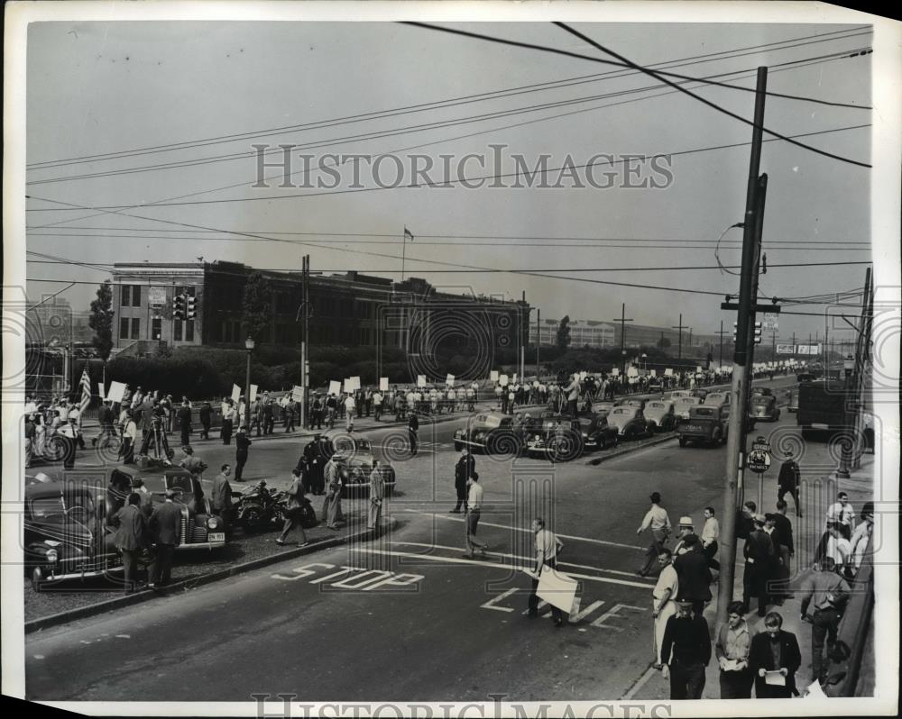 1941 Press Photo New York CIO workers on strike at Kearney NJ near NYC - Historic Images