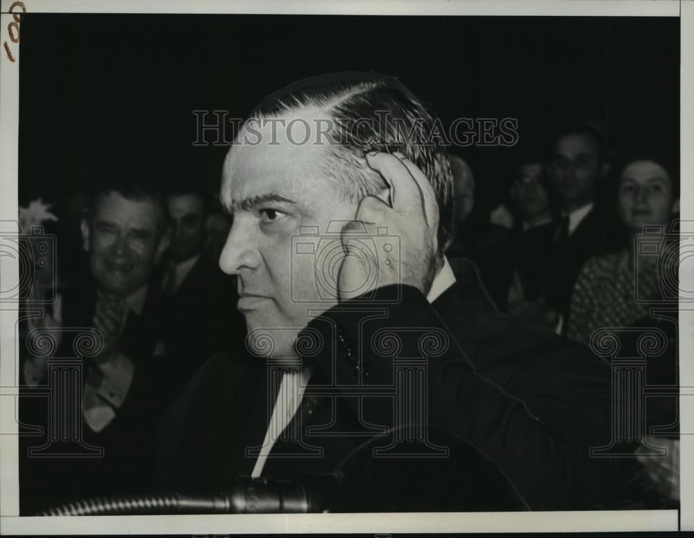 1941 Press Photo New York Mayor F.H. LaGuardia of N.Y check his time piece NYC - Historic Images