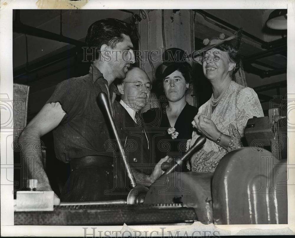 1941 Press Photo New York Eleanor Roosevelt at Natl. Youth Astoria Work Ctr. NYC - Historic Images