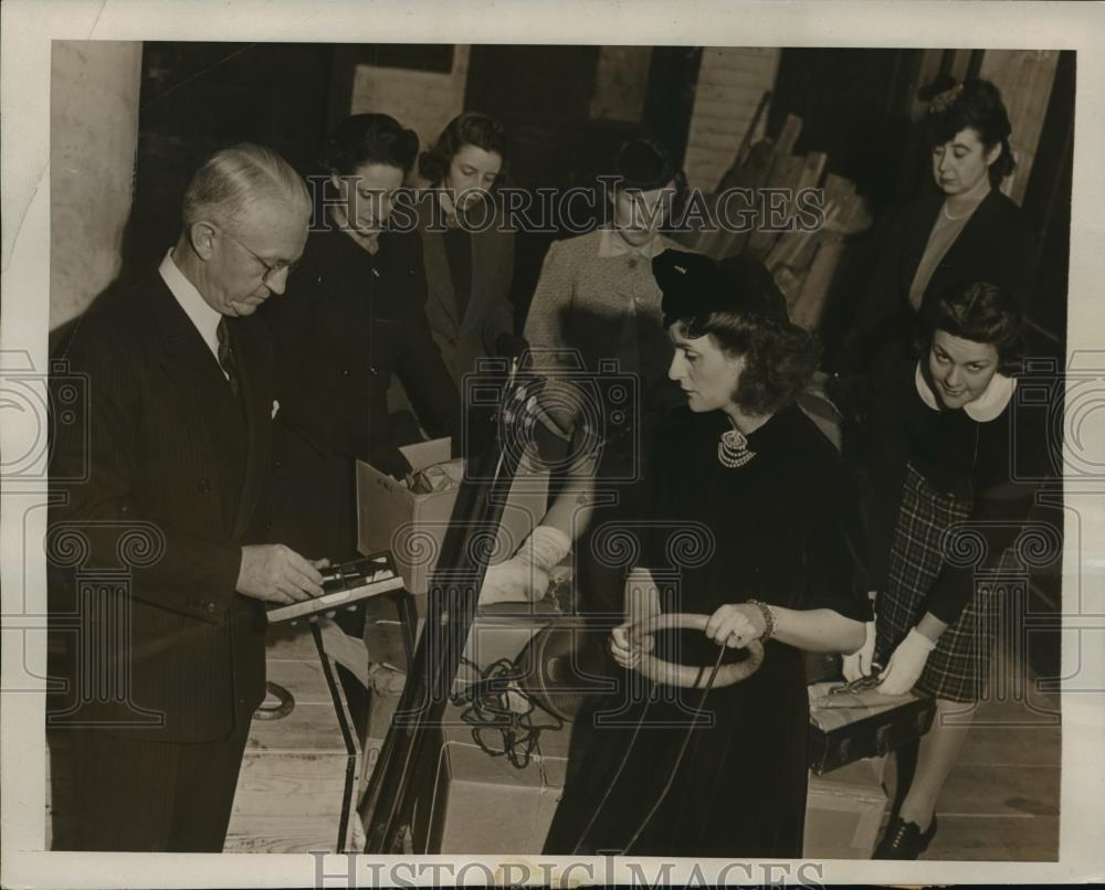 1940 Press Photo New York Medical Supplies For Britain Inspected NYC - neny15002 - Historic Images