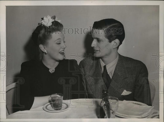 1940 Press Photo New York Jane Sterling Adriance and Jack Merivale engaged NYC - Historic Images