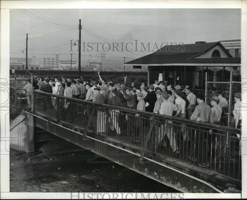 1941 Press Photo New York Employees of Federal Shipbuilding return to work NYC - Historic Images