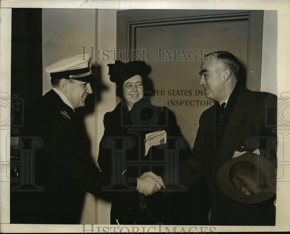 1941 Press Photo New York Capt Kincaid &amp; Lt Starbuck USN NYC - neny15225 - Historic Images