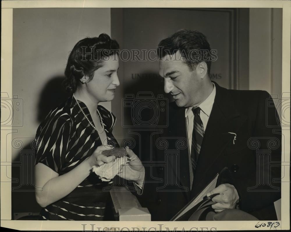 1941 Press Photo New York NY Post publisher George Backer &amp; wife NYC - Historic Images