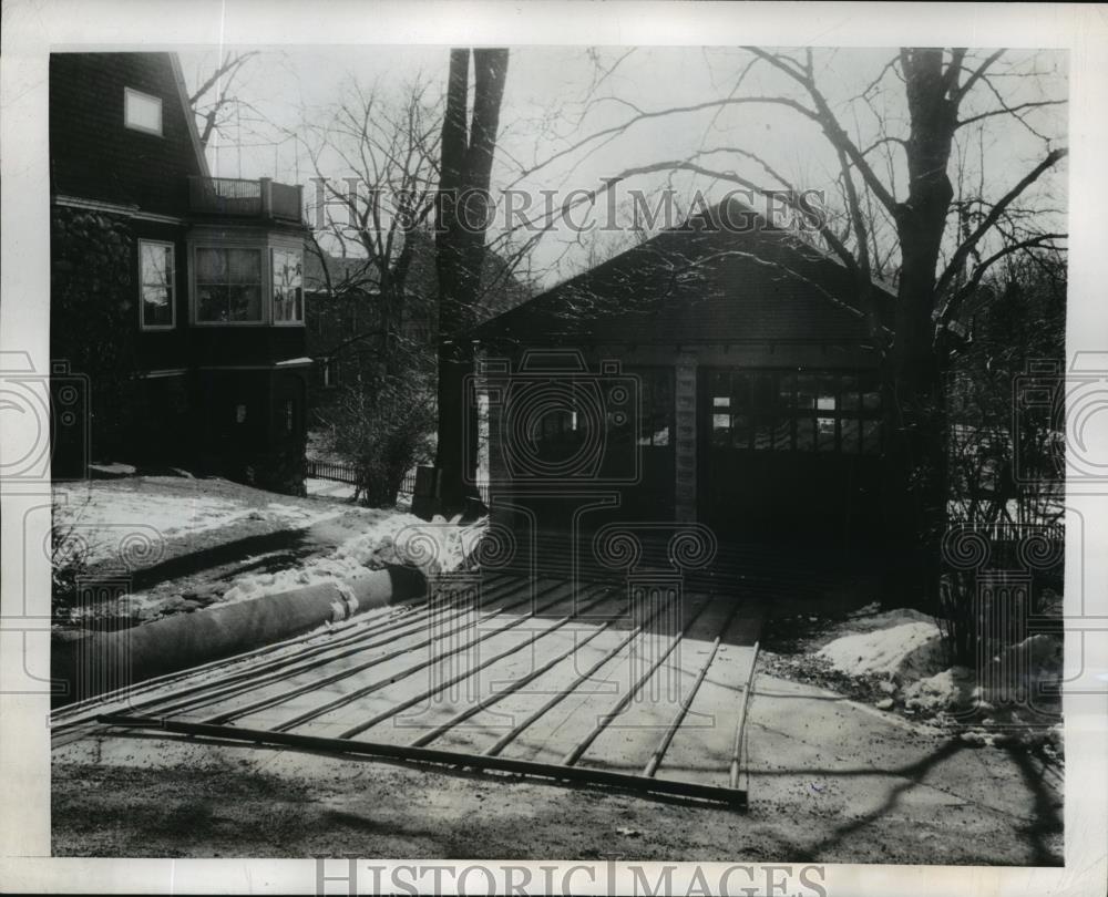 1946 Press Photo New York Automatic Snow melting system in garage NYC - Historic Images