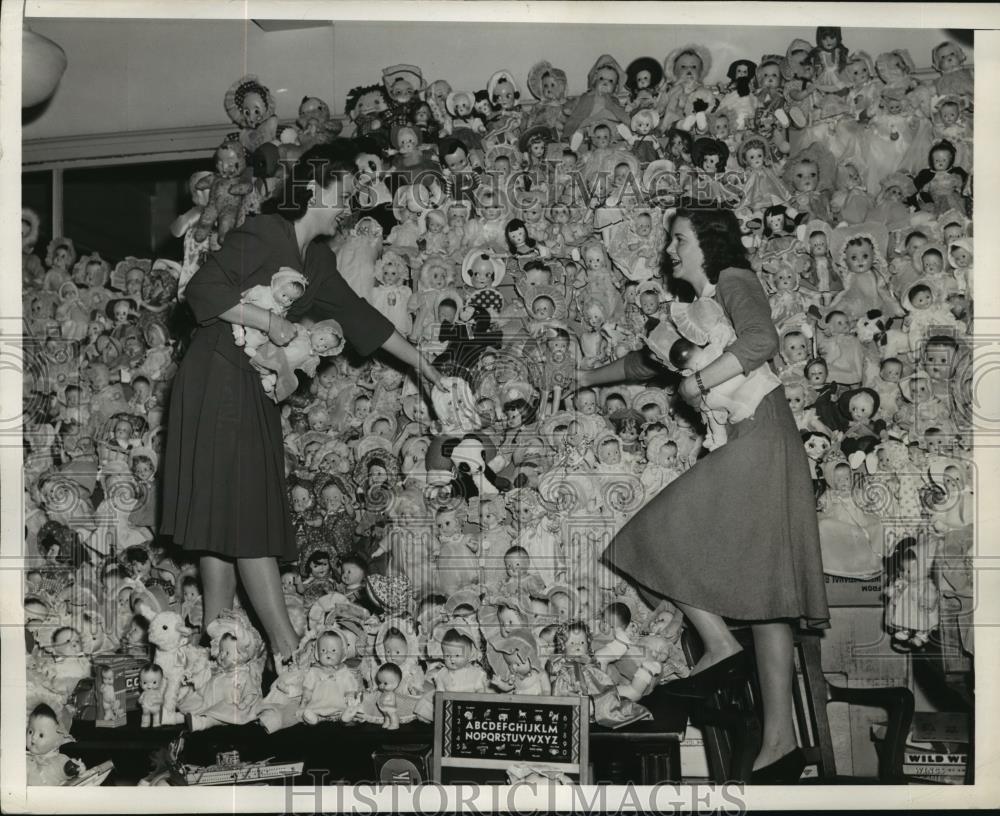 1941 Press Photo New York Marilyn Knog, Edna McGill &amp; doll display in NYC - Historic Images