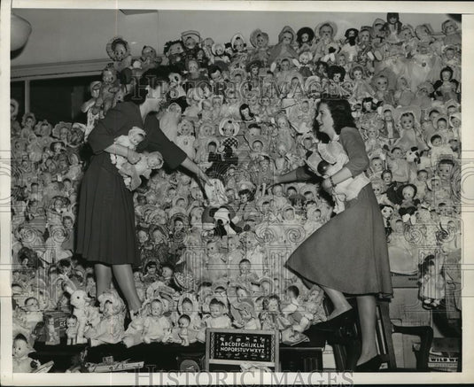 1941 Press Photo New York Marilyn Knog, Edna McGill & doll display in NYC - Historic Images