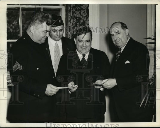 1941 Press Photo New York Commander John J Lawlor &  Defense Bonds NYC - Historic Images