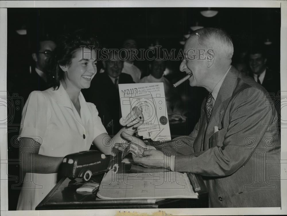 1941 Press Photo New York Buys for British Children NYC - neny15565 - Historic Images