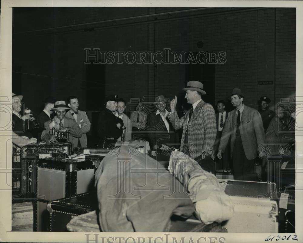 1941 Press Photo New York Debonair Weidemann Poses for Photographers NYC - Historic Images