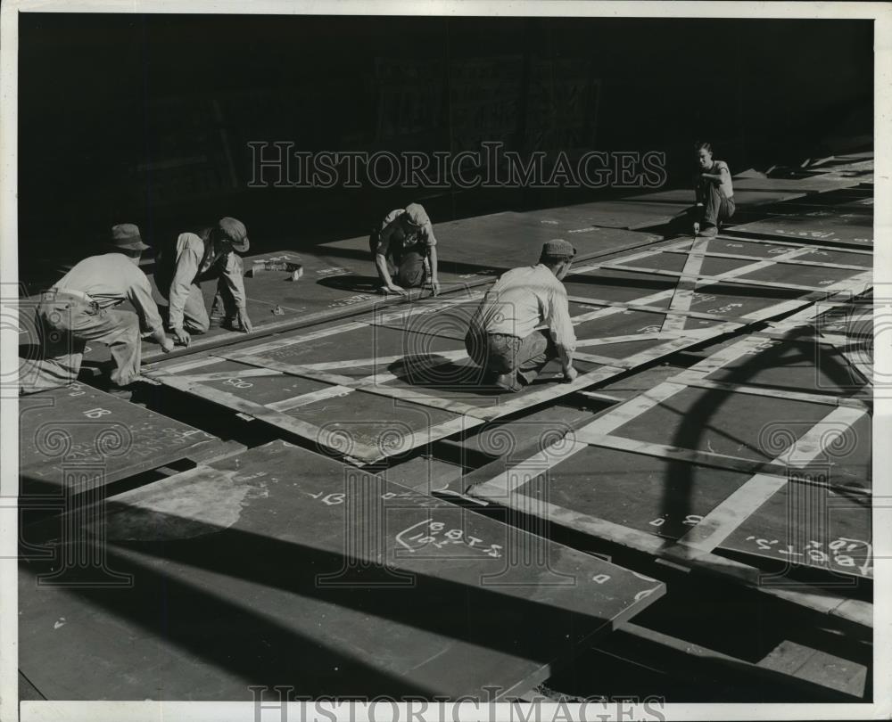 1941 Press Photo New York workmen measure dock plates for Indiana NYC - Historic Images