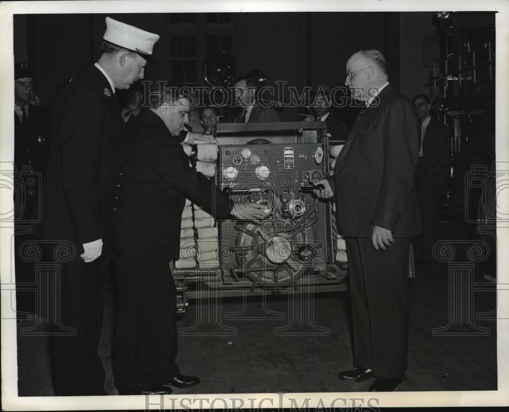 1941 Press Photo New York Officials at Civilian Defense Exposition NYC - Historic Images