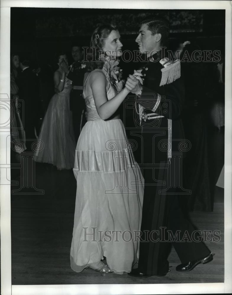 1941 Press Photo New York Sidney Knowles, Carlos Alfaro at Horse Show Ball NYC - Historic Images