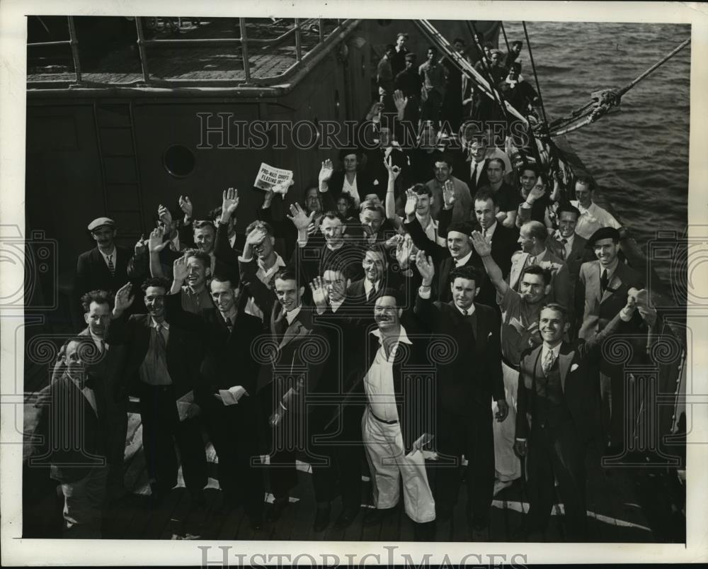 1941 Press Photo New York Franch &amp; French Canadians leaving NY NYC  - neny14662 - Historic Images