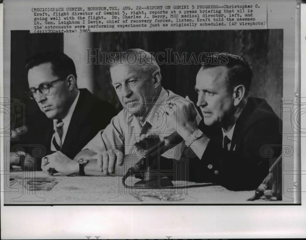 1965 Press Photo Christopher C. Kraft, Flight Director of Gemini 5 at conference - Historic Images