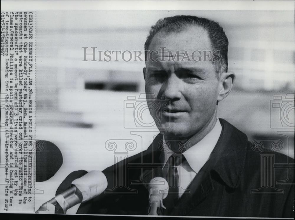 1967 Press Photo Maj. Gen. Samuel Phillips speaking to newsmen at Cape Kennedy - Historic Images