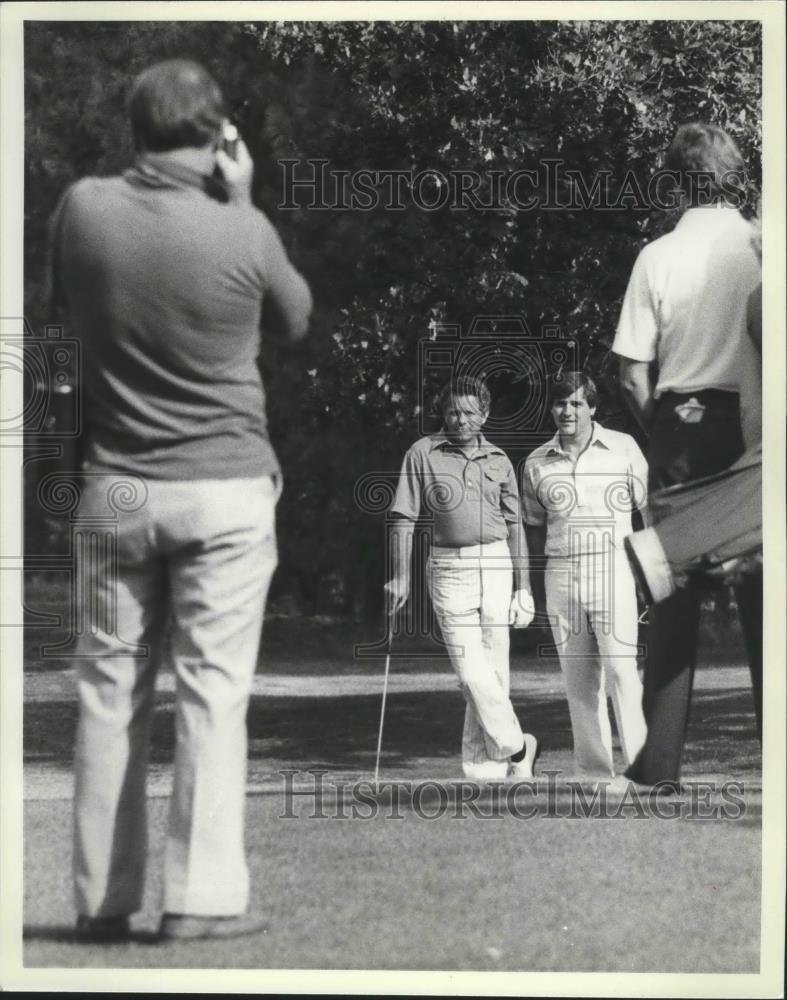 1981 Press Photo Golfer Rod Funseth getting his picture taken - sps05209 - Historic Images