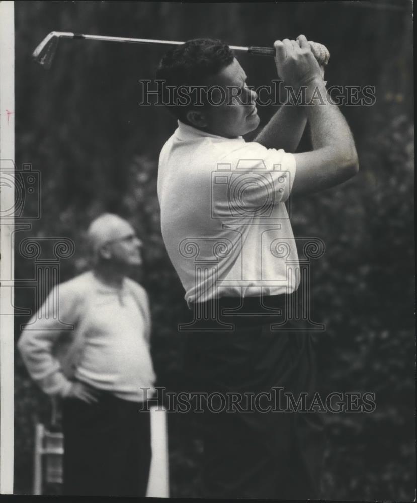 1984 Press Photo Golfer Rod Funseth follows the flight of an iron shot - Historic Images