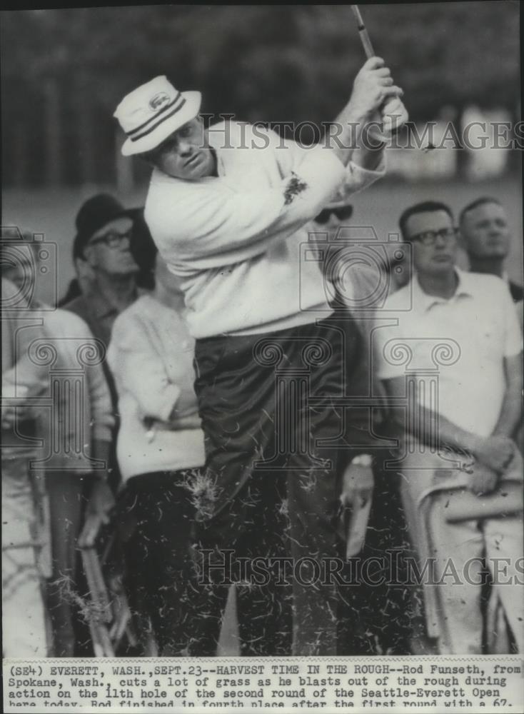 1966 Press Photo Golfer Rod Funseth blasts out of the rough during action - Historic Images