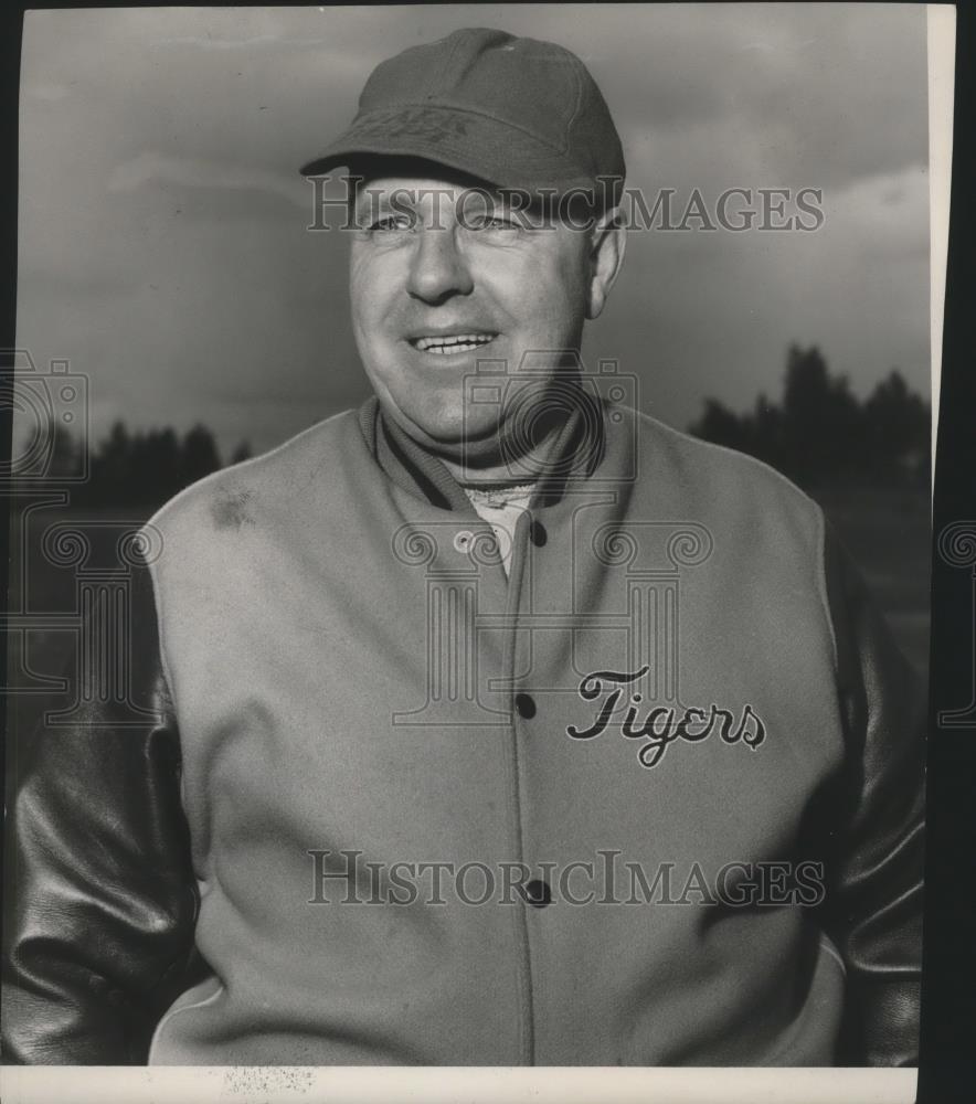 1954 Press Photo Lewis and Clark Tigers track & field coach, Art Frey - sps05245 - Historic Images