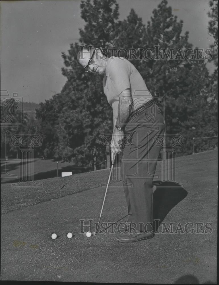 1970 Press Photo Gonzaga Prep football coach, Bill Frazier, plays golf - Historic Images