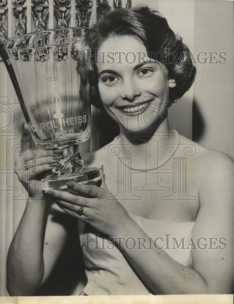 1960 Press Photo Olympic gold medalist, Carol Heiss Jenkins, with Steuben trophy - Historic Images