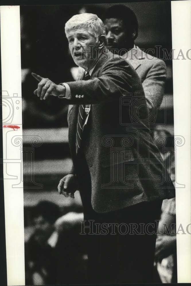 1985 Press Photo Washington Huskies basketball coach, Marv Harshman - sps05302 - Historic Images