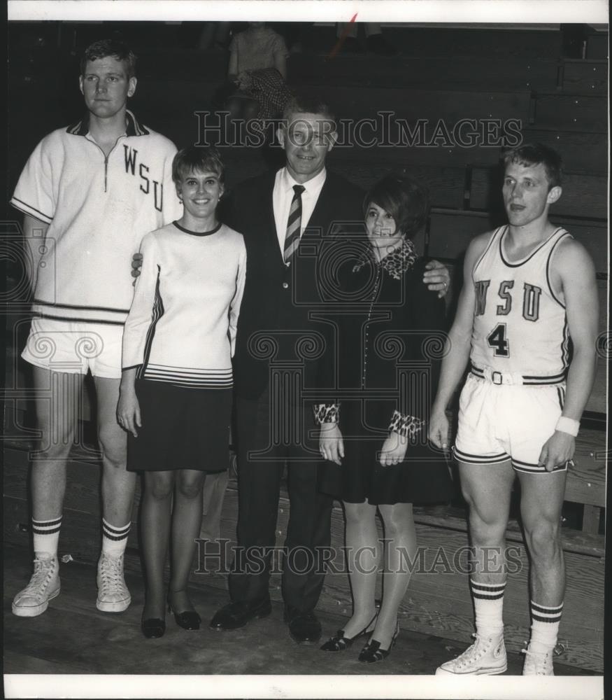 1972 Press Photo WSU basketball coach, Marv Harshman and company - sps05306 - Historic Images